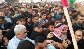 #شاهد هكذا استقبلت جماهير خانيونس في مسيرة العودة قائد حماس في غزة يحيى السنوار في #جمعة_الشباب_الثائر شرق خانيونس