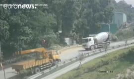 حادث مروع .. 

#فيديو أصيب سائق الدراجة وقتل سائق الشاحنة .. شاهد كيف؟