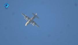 #شاهد .. طائرات اليوشين الروسية تلقي صناديق مجهولة بواسطة مظلات فوق بلدتي #الفوعة و #كفريا بمحافظة #إدلب . 

وكالة ثقة