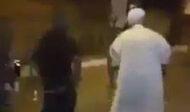 #شاهد | قوات الاحتلال تطلق النار على الشاب (ضياء صلاح) وتمنع والدته الاقتراب منه، وتجبره على النهوض لاعتقاله، وذلك خلال اقتحامها بلدة الخضر بمدينة بيت لحم المحتلة فجر اليوم.