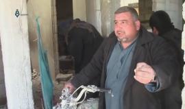 سوريا: غضب رجل حمصي بعد قصف طيران النظام منزله في مدينة الرستن