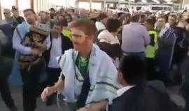 شاهد مشاجرة بين اليهود في ساحة حائط البراق، الحائط الغربي للمسجد الأقصى المبارك