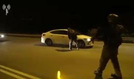 قوات الاحتلال اقتحمت فجر اليوم بلدتي صرة وتل القريبتين من مكان وقوع عملية اطلاق النار التي قتل فيها مسستوطن برصاص مقاومين مساء أمس، وسط تحليق مكثف لطائرات الاستطلاع.

وشرعت بعمليات بحث وتمشيط وصادرت تسجيلات كاميرات المراقبة في عدة محلات تجارية.

واقتحمت ع