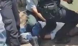 #شاهد اصابة اسرائيلي طعنا بسكين في بتاح تكفا قرب تل أبيب واعتقال المنفذ والاحتلال يفحص الخلفية