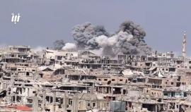 مشاهد للقصف العنيف الذي يستهدف أحياء مدينة درعا بالطائرات الحربية والمروحية 
تصوير نبأ