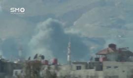 سوريا - ريف دمشق : الطيران الحربي يستهدف مدينة حرستا بأربعة صواريخ
