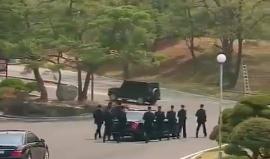 مُحاط بالحراس .. 

#فيديو لحظة وصول موكب الزعيم الكوري الشمالي كيم جونغ أون إلى اللقاء التاريخي مع نظيره الجنوبي