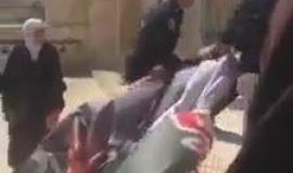 #شاهد| قوات الاحتلال تزيل لوحة تحمل صور الشهيدين القائدين أحمد ياسين وعبد العزيز الرنتيسي من المسجد الأقصى المبارك، كانت قد علقت قبل قليل.