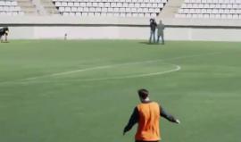 حصد ملايين المشاهدات.. لقطة جنونية صنعها ميسي مع مراسل تلفزيوني !