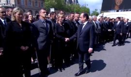 #شاهد شرطي فرنسي يرفض مصافحة الرئيس فرانسوا هولاند ورئيس الوزراء مانويل فالس؟!

خلال مراسم إحياء ذكرى الشرطيين اللذين لاقا حتفيهما في مانيانيفيل شمال غرب باريس على يد شخص ينتمي الى تنظيم الدولة.. والسبب في ذلك احتجاج الشرطي على قلة الإمكانيات في مواجهة "ا