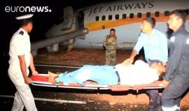 #شاهد 15 مصابًا إثر انحراف طائرة هندية عن مدرجها خلال استعدادها للاقلاع في مطار غاو غرب البلاد