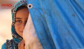 الطفلة "مايا محمد المرعي" مبتورة القدمين تبلغ من العمر 8 سنوات نازحة من ريف حلب الجنوبي ، تستخدم الاواني الفارغة في المشي والتنقل