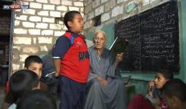 مسيحي يعلم أطفال قريته القرآن في مصر