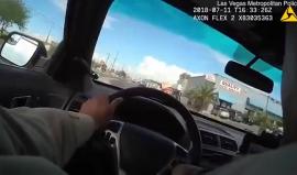 #شاهد .. واحدة من أغرب وأكثر المطاردات إثارة.. تم تصويرها بكاميرا مثبتة على كتف الشرطي الذي يطارد 2 من المجرمين وكانا مسلّحين ويطلقون النار من سيارتهم في مدينة لاس فيغاس بولاية نيفادا الأمريكية.