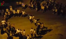 #فيديو مستوطنون ينظمون مسيرة في حارة جابر بمدينة الخليل تحت حراسة جيش الاحتلال وشرطته وينشرون الرعب بين أهالي المنطقة

تصوير: الناشط عارف جابر

Hebron, Palestine April 19th
Illegal settlers in Hebron are demonstrating in Jaber neighborhood under presence 