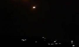 #شاهد القنابل المضيئة التي تلقيها قوات الاحتلال في أجواء بلدات شمال الخليل وجنوب بيت لحم.