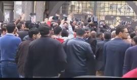 المئات من أنصار المفصول من حركة فتح محمد دحلان في غزة يتظاهرون بجامعة الازهر تنديدا بما أسموه عملية الإقصاء بحق كوادر كبيرة في الحركة عن المشاركة في المؤتمر السابع.