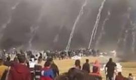 #شاهد لحظة إطلاق الاحتلال لقنابل الغاز السامة بشكل مكثف تجاه المشاركين بمسيرة العودة شرق رفح