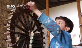 من الرصاصات الفارغة صنع ساعة وناعورة 
ومن قذيفة هاون صنع آلة الكمان 
أبو علي من #الغوطة_الشرقية يحول مخلفات آلة الموت لقوات #الأسد و حلفاؤه إلى أعمال فنية إنسانية
تقرير الهيئة السورية للإعلام