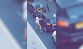فيديو يوثق لحظة اعتداء ملثم على مواطن بسيارته في بريطانيا