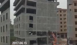 لحظة إنهيار مبنى بالكامل على جرافة تعمل على ازالته في الصين