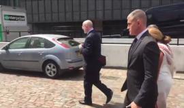 متظاهرون في شوارع #لندن يلاحقون وزير الدولة لشؤون الخارجية الإماراتي #أنور_قرقاش ويتهمونه بالقتل والإرهاب