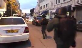 #شاهد شاب فلسطيني يهتف بأعلى صوته في وجه المحتل الإسرائيلي بالقدس المحتلة والأخير يلاحقه