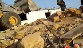 #شاهد لحظة هدم جرافات الاحتلال مساكن فلسطينية في مسافر يطا جنوب الخليل صباح اليوم