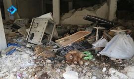 آثار الدمار في مستودع لمنظمة آمال الإغاثية نتيجة الغارات الجوية في بلدة أورم الكبرى في ريف حلب الغربي