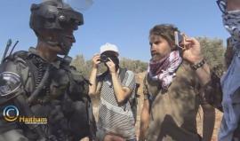 #شاهد .. قوات الاحتلال توقف متضامنين اجانب وتحتجز جوازات سفرهم، خلال مواجهات في قرية بلعين قضاء رام الله بعد قمع مسيرتها الأسبوعية المناهضة للجدار والاستيطان . 

تصوير Haitham Khatib