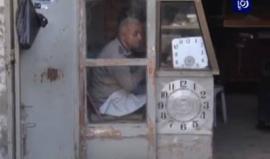 المواطن الفلسطيني فايق نصر يدير آخر ورشة لتصليح الساعات
