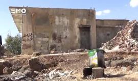 تقرير يرصد معاناة النازحين الذين يعيشون داخل غرف أنشأها النظام السوري ضمن قطعاته العسكرية بريف #القنيطرة