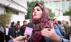 #شاهد
طلبة خريجون يعتصمون بداخل مقر وزارة العمل في غزة ويغلقون أبوابها، ويمنعون الوزير مأمون أبو شهلا من مغادرة مكتبه قبل الاستجابة لمطالبهم.