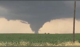 فيديو - اعصار يضرب منطقة برايبورغ في ولاية ايوا الأمريكية