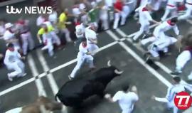 حدث اليوم .. خلال المهرجان السنوي للثيران في مدينة بامبلونا شمال إسبانيا #شاهد ماذا حدث؟