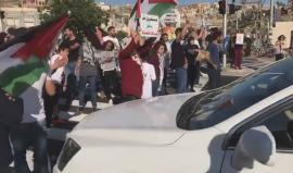 #شاهد| متظاهرون يغلقون شارع وادي عارة في الداخل الفلسطيني المحتل خلال وقفة تضامنية مع الأسرى المضربين.