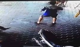 في اللحظات الأخيرة !

#شاهد ميكانيكي دراجات نارية ينقذ طلفين من حادث مميت بمدينة جمبي في إندونيسيا