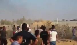 #فيديو متظاهرون يتمكنون من اقتحام ثكنة عسكرية لقناصة الاحتلال شرق رفح والعودة بمعدات يستخدمها الجيش