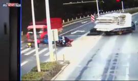 #شاهد| طفل دهسته شاحنة فخرج حياً !