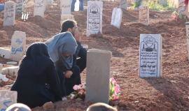 شوارع خالية ومساجد مدمرة وقبور الشهداء عامرة بالزائرين، مشاهد من الأحياء المحررة في مدينة درعا في صبيحة أول أيام عيد الفطر .