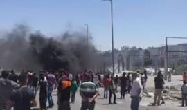 #شاهد | مواجهات عنيفة تجري الآن بين الشبان وقوات الاحتلال على حاجز قلنديا شمال القدس المحتلة اثر قمع مسيرة  انطلقت من مخيم قلنديا تضامنا مع الأسرى المضربين عن الطعام منذ 12 يوما .