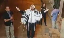 #شاهد عضو الكنيست المتطرف يهودا غليك أثناء تأديته طقوس يهودية أمام المسجد الأقصى المبارك قبل قليل.