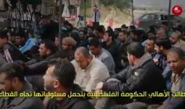 #شاهد 
أهالي شمال غزة يؤدون صلاة الجمعة أمام بوابة معبر بيت حانون للمطالبة بفك الحصار  ورفع العقوبات المفروضة على قطاع #غزة. 
تصوير أنس جمال الشريف