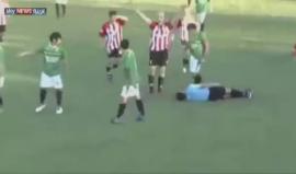 لاعب يقتل حكما في مباراة هواة ! 

توفي حكم مكسيكي بعد اعتداء أحد اللاعبين الغاضبين عليه في مباراة هواة لكرة القدم وسط المكسيك.