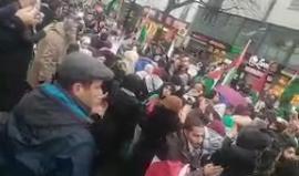 #شاهد #مباشر مظاهرة جديدة في العاصمة الألمانية برلين بمشاركة أحزاب المانية و"يهود ضد الصهيونية" وذلك رفضا لقرار ترامب إعلانها عاصمة للكيان الإسرائيلي. 
#القدس_عاصمة_فلسطين