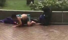 بفعل اعصار "مانكوت".. 

#شاهد كيف يتطاير البشر في الصين !