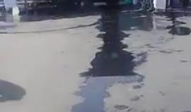 #فيديو ماء زمزم تلقى في الشوارع .. والسبب؟!