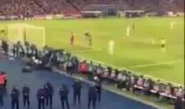 #شاهد
مشجع عربي تابع مباراة ريال مدريد مع باريس سانجرمان من المدرجات شاهد رد فعله على فرصه كريم بنزيما.