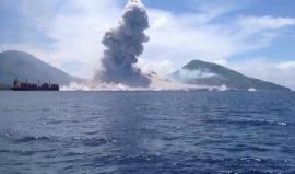 #شاهد لحظة انفجار بركان صغير في دولة نيوجينيا شرق اندونيسينا .. أصدر صوتاً قوياً جداً .