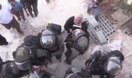 وجها لوجه .. #شاهد نساء الولجة قرب بيت لحم في اشتباك ومواجهة مع جنود الاحتلال في محاولة لمنع هدم المنازل